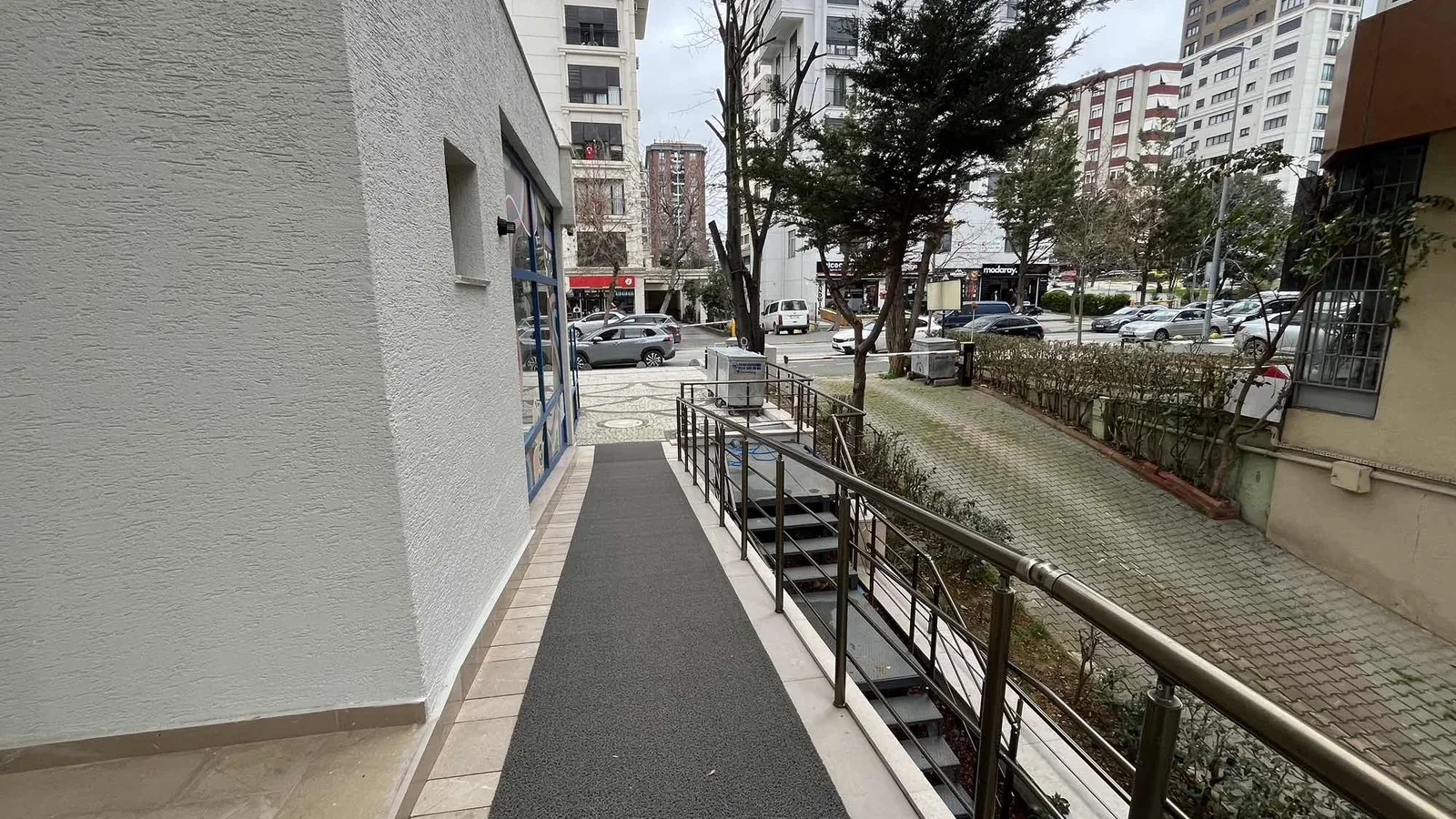 Kozyatağı Merkezi Konumda Geniş Kullanımlı Satılık 2+1 Daire