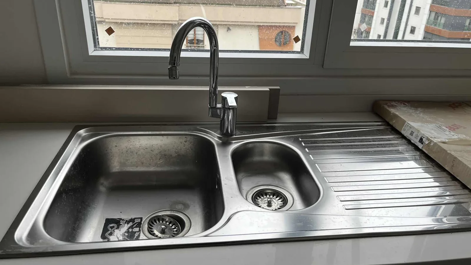 Kozyatağı Merkezi Konumda Geniş Kullanımlı Satılık 2+1 Daire