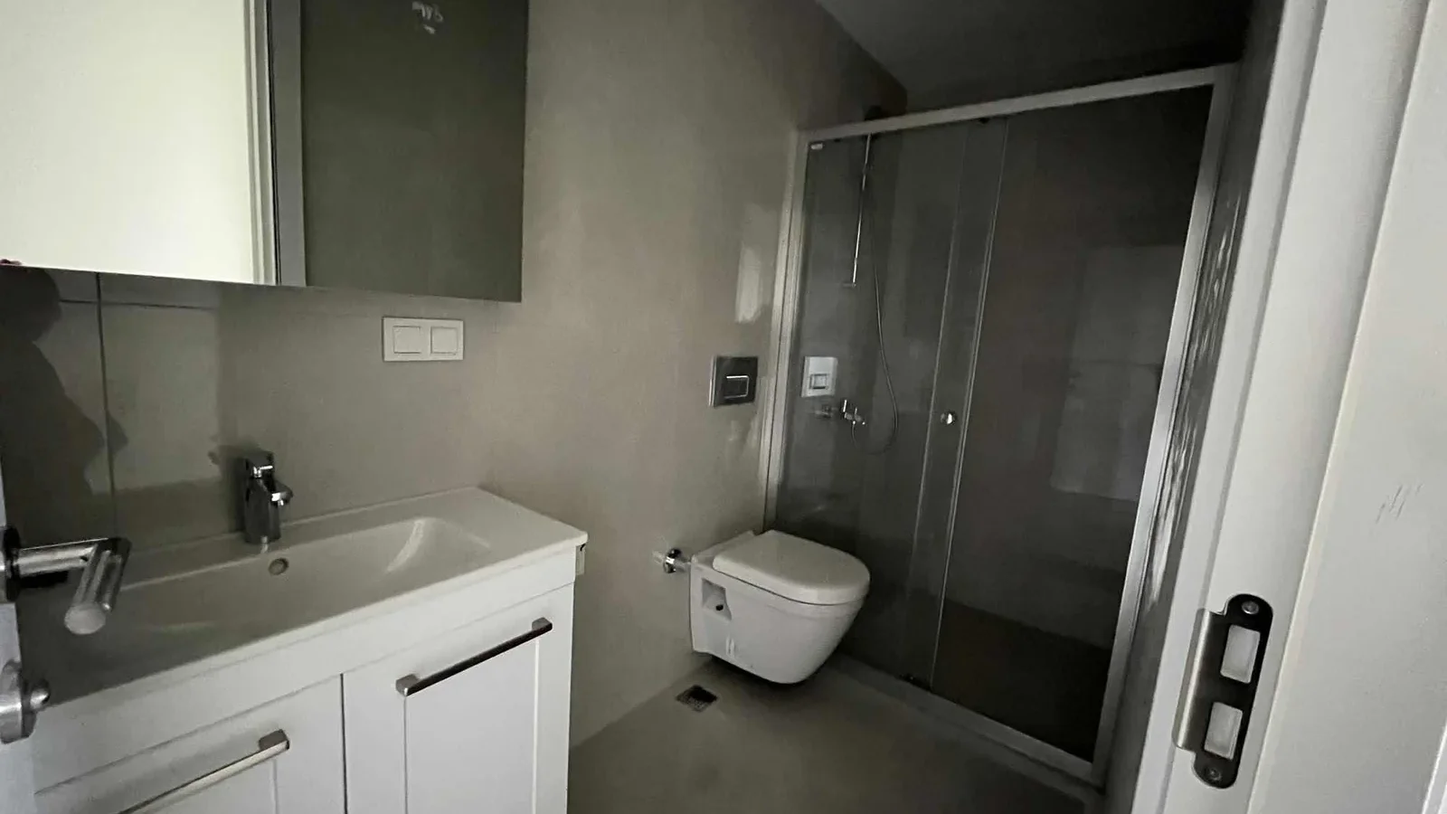Kozyatağı Merkezi Konumda Geniş Kullanımlı Satılık 2+1 Daire