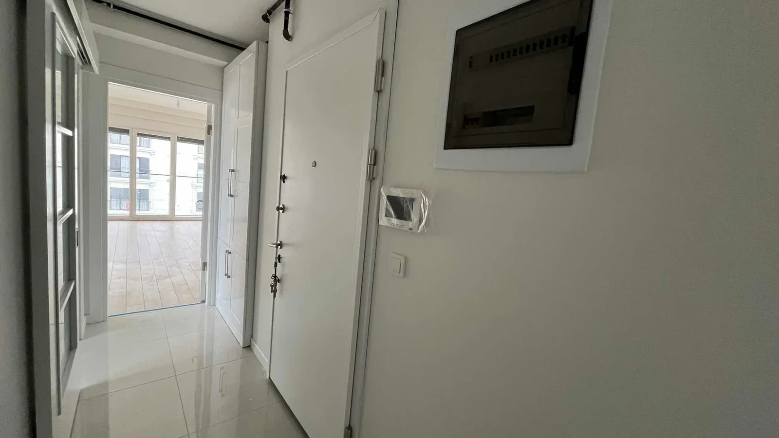 Kozyatağı Merkezi Konumda Geniş Kullanımlı Satılık 2+1 Daire