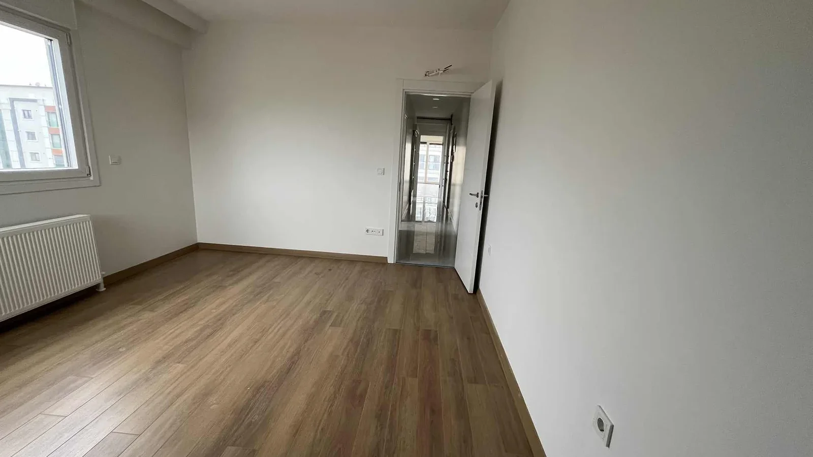 Kozyatağı Merkezi Konumda Geniş Kullanımlı Satılık 2+1 Daire