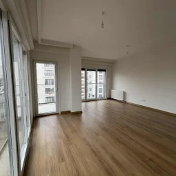 Kozyatağı Merkezi Konumda Geniş Kullanımlı Satılık 2+1 Daire