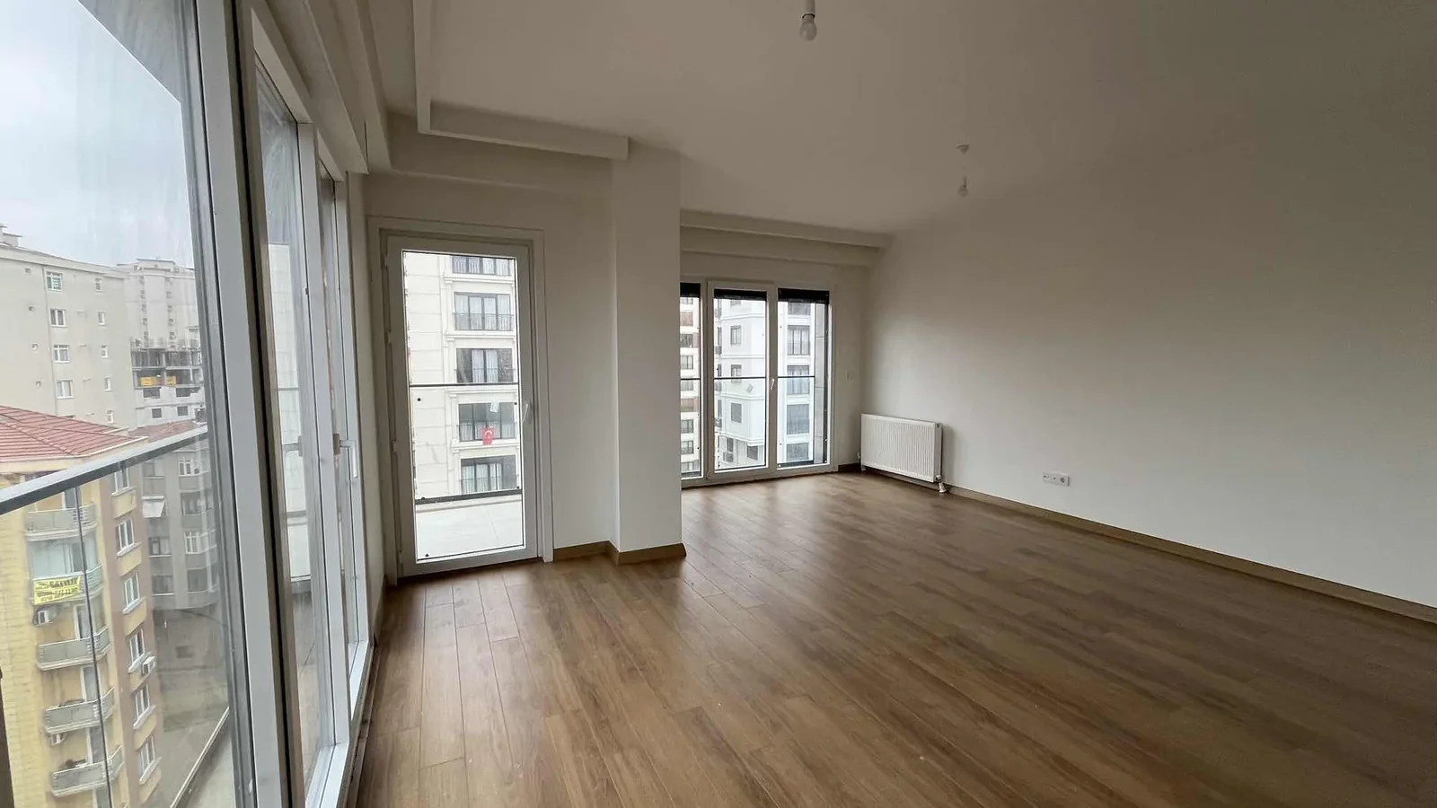 Kozyatağı Merkezi Konumda Geniş Kullanımlı Satılık 2+1 Daire