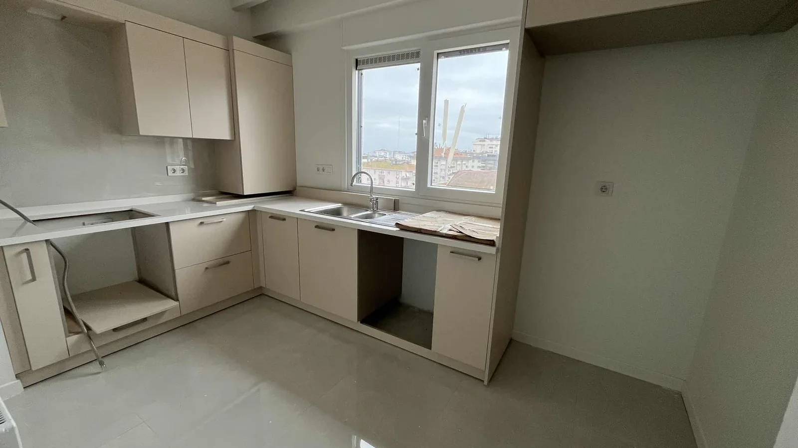 Kozyatağı Merkezi Konumda Geniş Kullanımlı Satılık 2+1 Daire