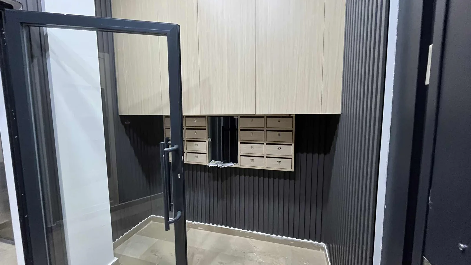 Kozyatağı Merkezi Konumda Geniş Kullanımlı Satılık 2+1 Daire