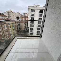 Kozyatağı Merkezi Konumda Geniş Kullanımlı Satılık 2+1 Daire