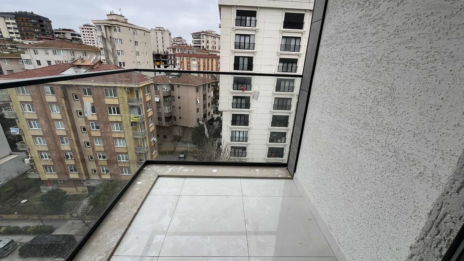 Kozyatağı Merkezi Konumda Geniş Kullanımlı Satılık 2+1 Daire