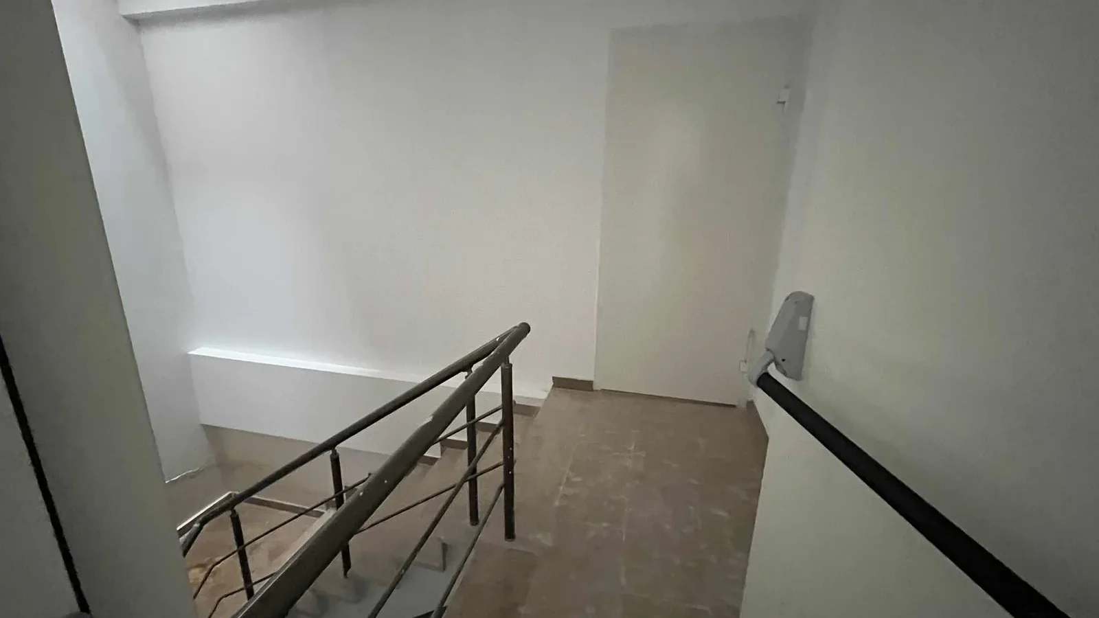 Kozyatağı Merkezi Konumda Geniş Kullanımlı Satılık 2+1 Daire