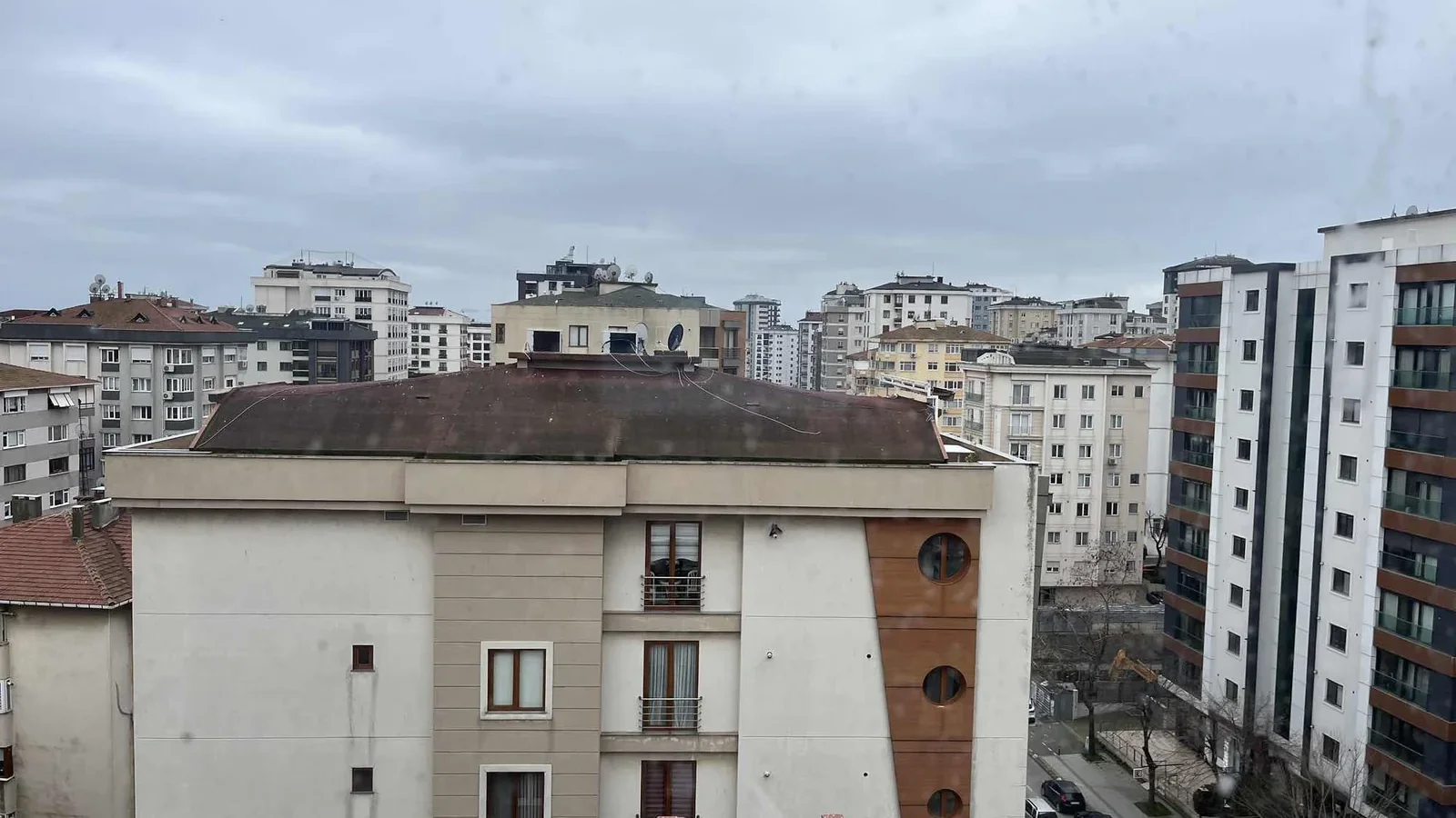 Kozyatağı Merkezi Konumda Geniş Kullanımlı Satılık 2+1 Daire