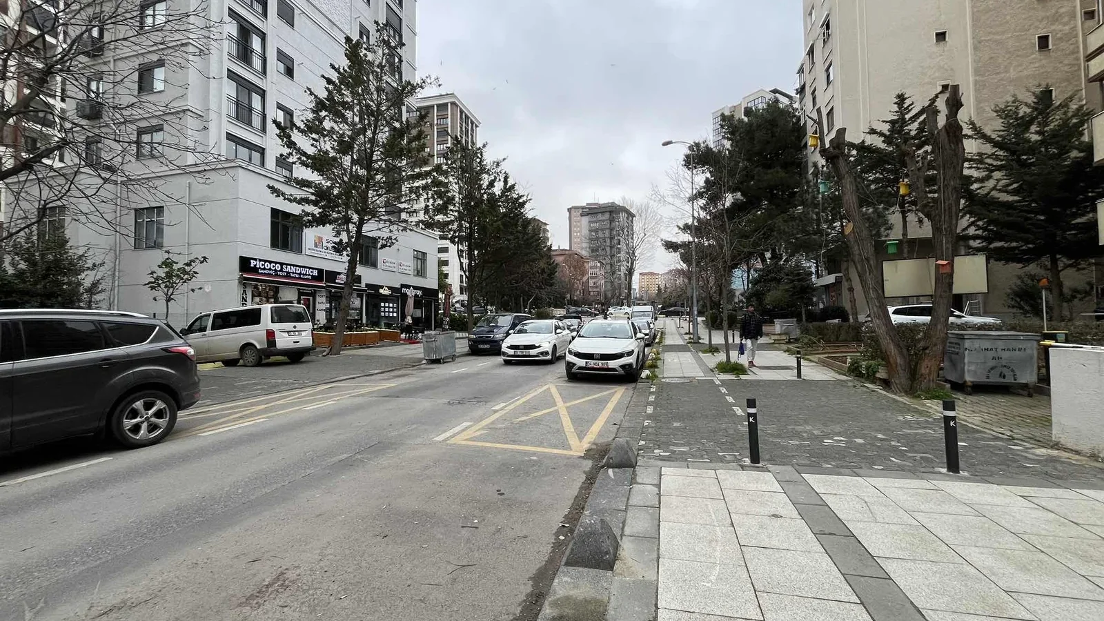 Kozyatağı Merkezi Konumda Geniş Kullanımlı Satılık 2+1 Daire
