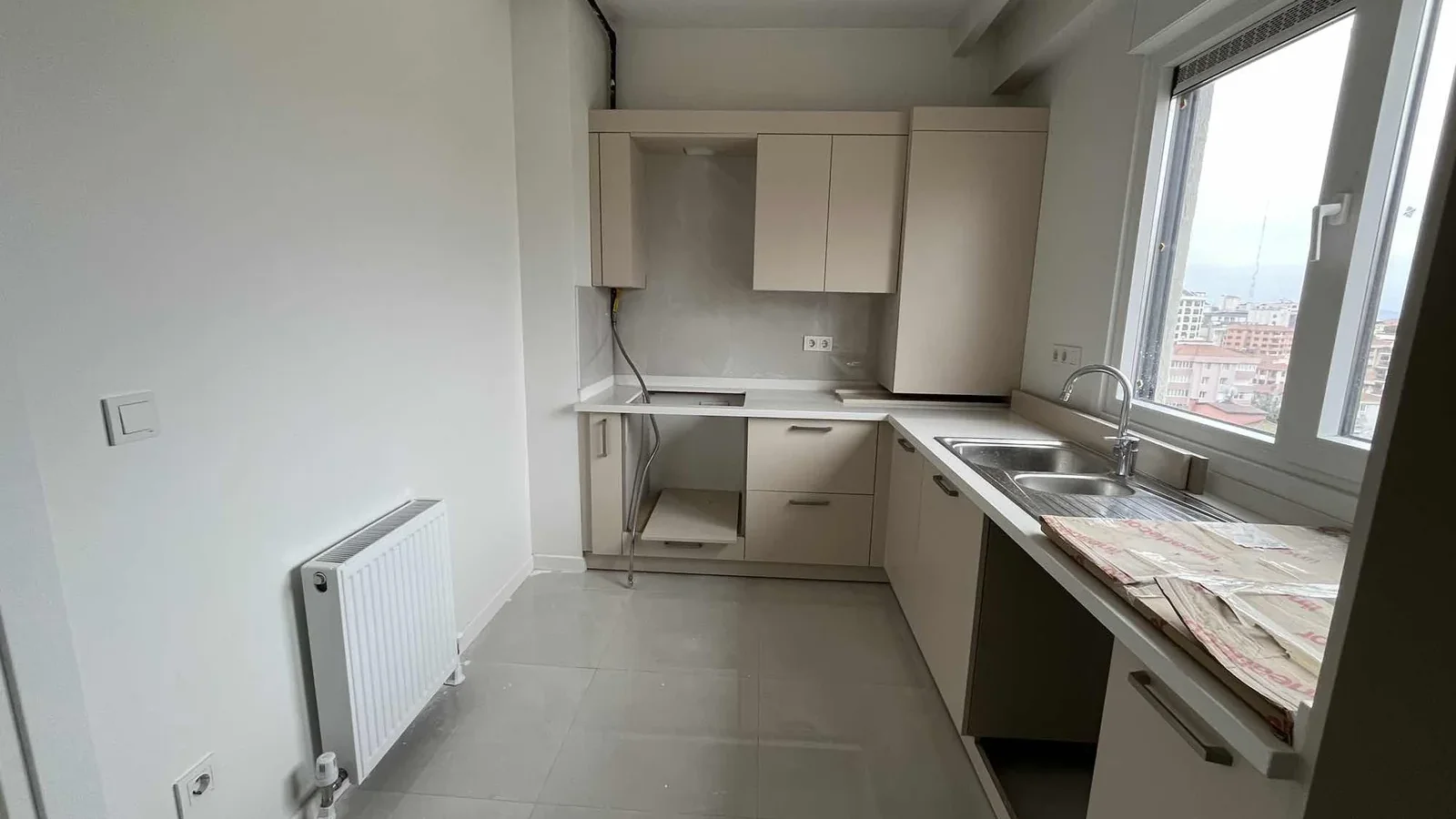 Kozyatağı Merkezi Konumda Geniş Kullanımlı Satılık 2+1 Daire