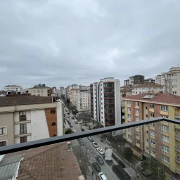 Kozyatağı Merkezi Konumda Geniş Kullanımlı Satılık 2+1 Daire