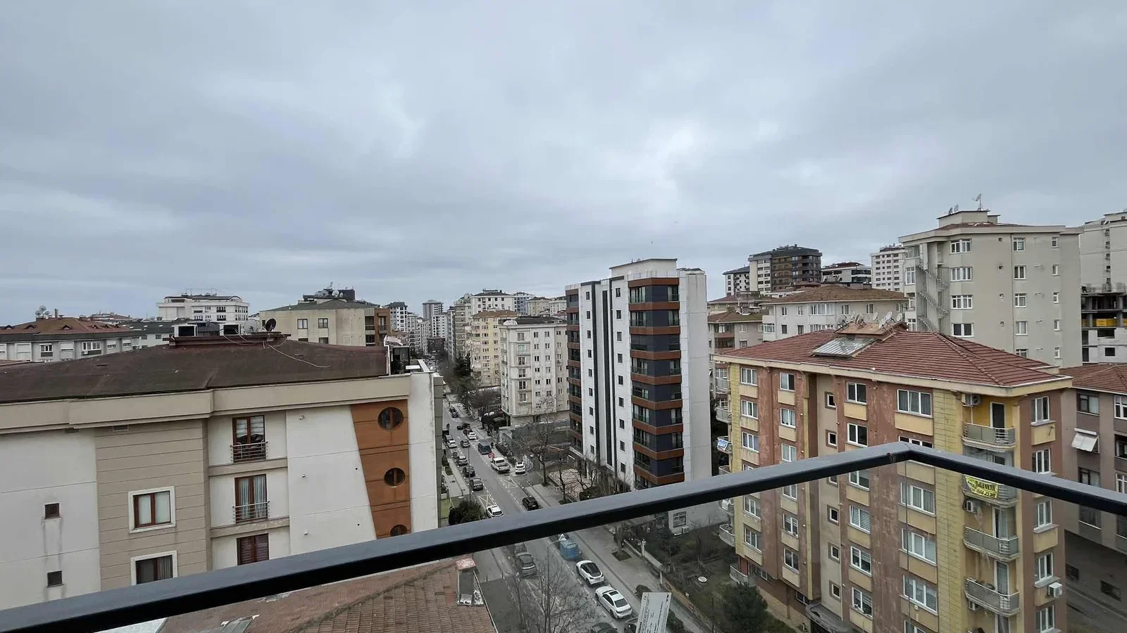 Kozyatağı Merkezi Konumda Geniş Kullanımlı Satılık 2+1 Daire