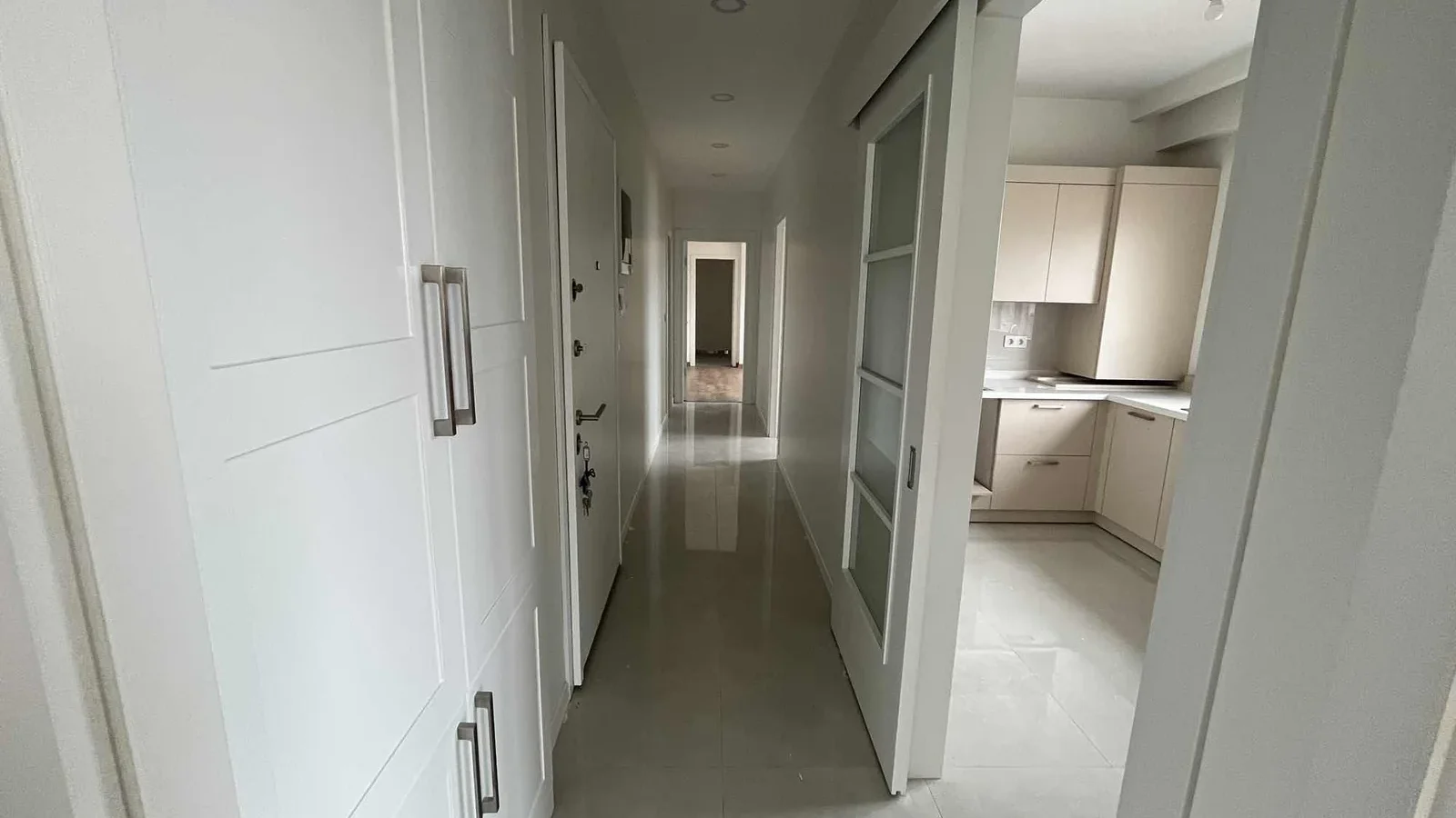 Kozyatağı Merkezi Konumda Geniş Kullanımlı Satılık 2+1 Daire