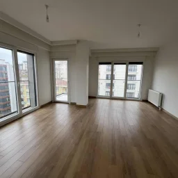 Kozyatağı Merkezi Konumda Geniş Kullanımlı Satılık 2+1 Daire