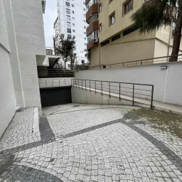 Kozyatağı Merkezi Konumda Geniş Kullanımlı Satılık 2+1 Daire