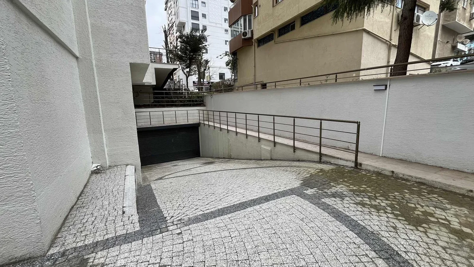 Kozyatağı Merkezi Konumda Geniş Kullanımlı Satılık 2+1 Daire