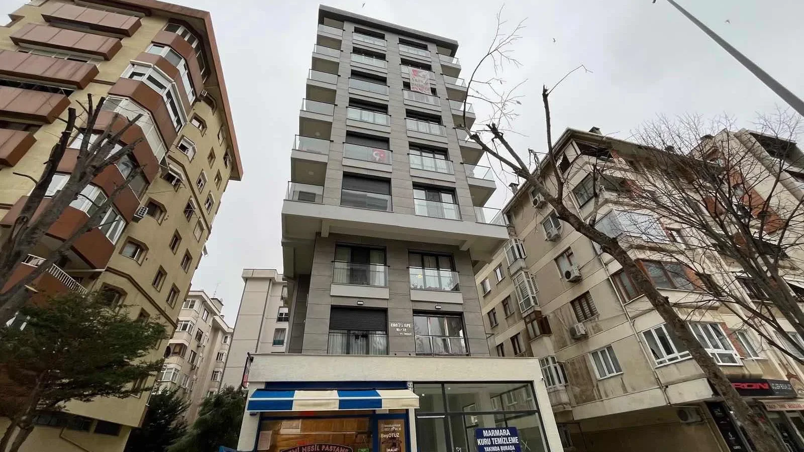 Kozyatağı Merkezi Konumda Geniş Kullanımlı Satılık 2+1 Daire