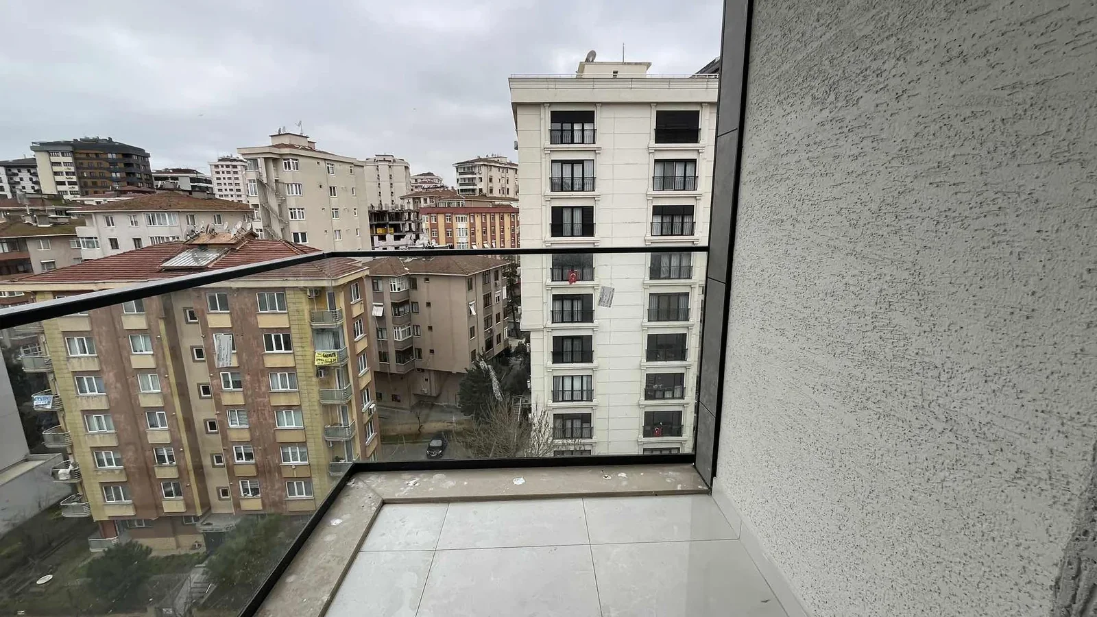 Kozyatağı Merkezi Konumda Geniş Kullanımlı Satılık 2+1 Daire