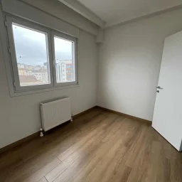 Kozyatağı Merkezi Konumda Geniş Kullanımlı Satılık 2+1 Daire