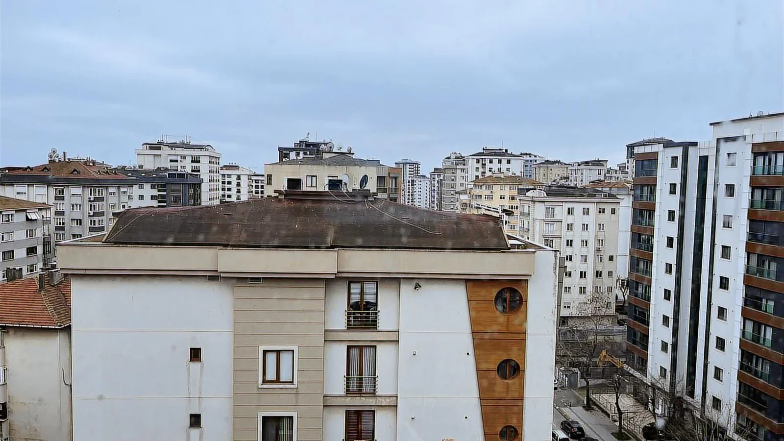 Kozyatağı Merkezi Konumda Geniş Kullanımlı Satılık 2+1 Daire