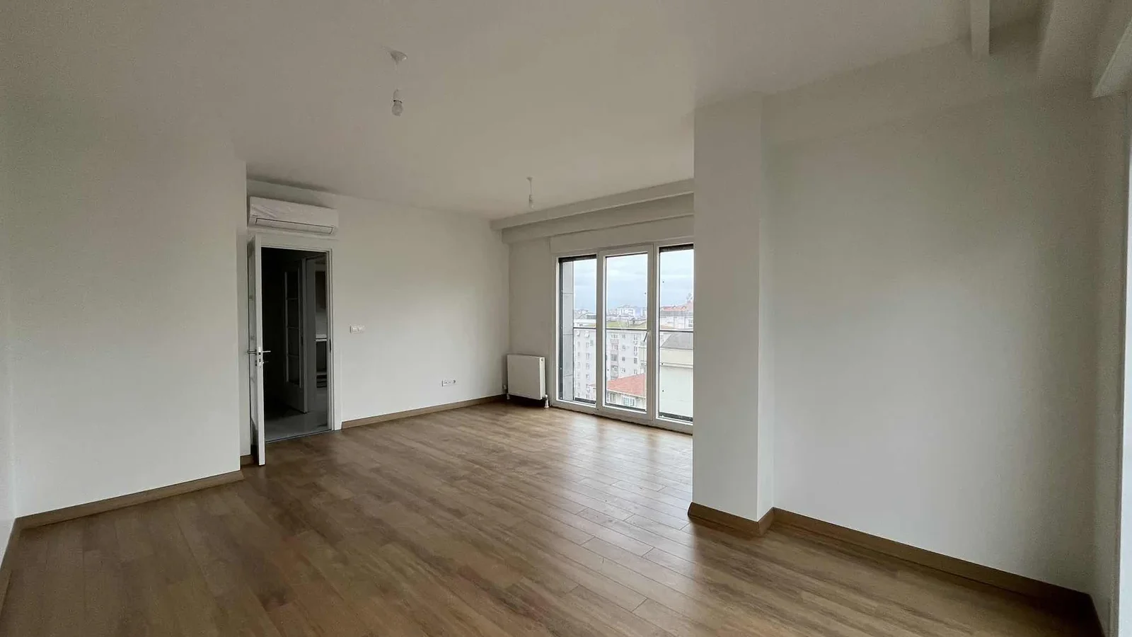 Kozyatağı Merkezi Konumda Geniş Kullanımlı Satılık 2+1 Daire