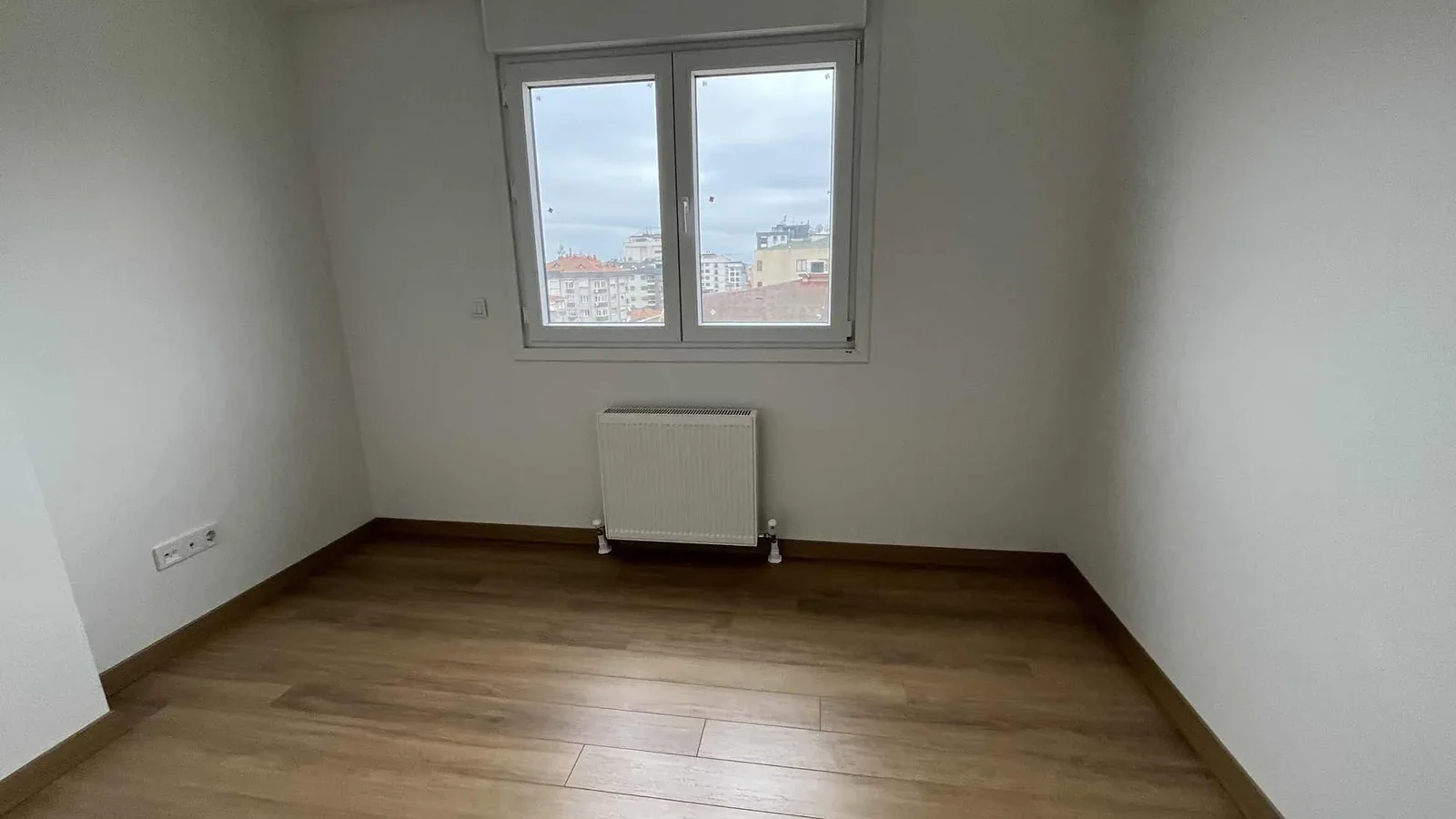 Kozyatağı Merkezi Konumda Geniş Kullanımlı Satılık 2+1 Daire