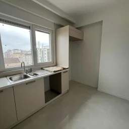 Kozyatağı Merkezi Konumda Geniş Kullanımlı Satılık 2+1 Daire