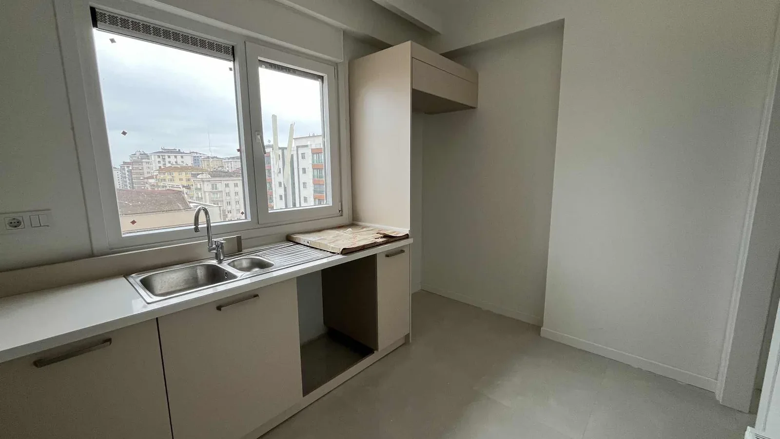 Kozyatağı Merkezi Konumda Geniş Kullanımlı Satılık 2+1 Daire
