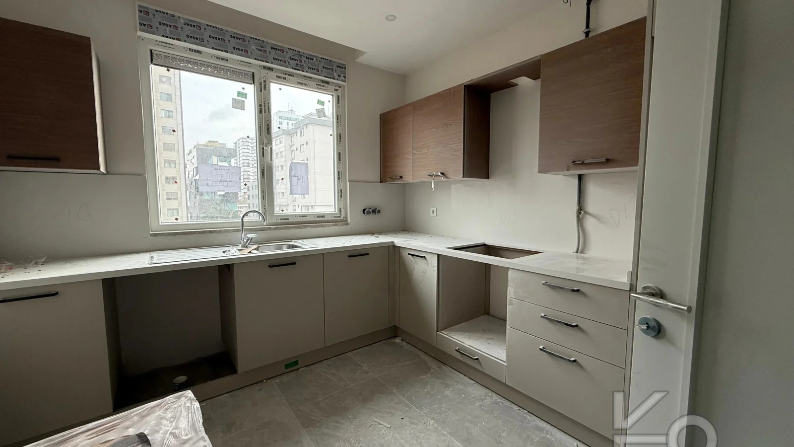 Laci̇vert Cadde Caddebostan Oturuma Hazir Balkonlu 3+1 95 M²net