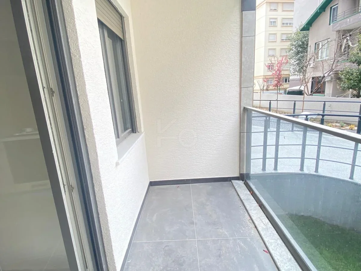 Lacivertcadde Gayrimenkul Erenköyde Divanın Sokağında 2+1 80 M² Net