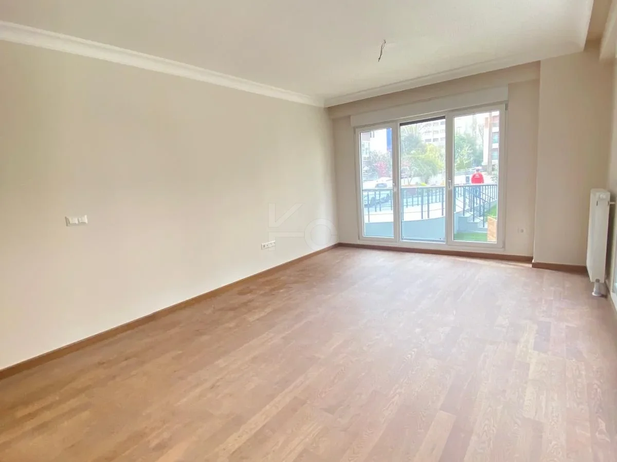 Lacivertcadde Gayrimenkul Erenköyde Divanın Sokağında 2+1 80 M² Net