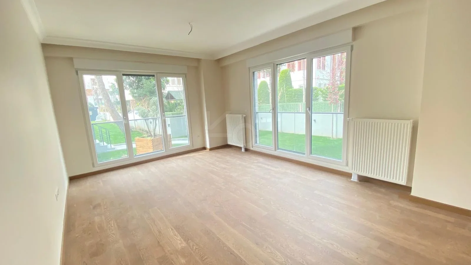 Lacivertcadde Gayrimenkul Erenköyde Divanın Sokağında 2+1 80 M² Net