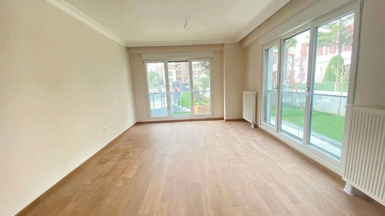 Lacivertcadde Gayrimenkul Erenköyde Divanın Sokağında 2+1 80 M² Net