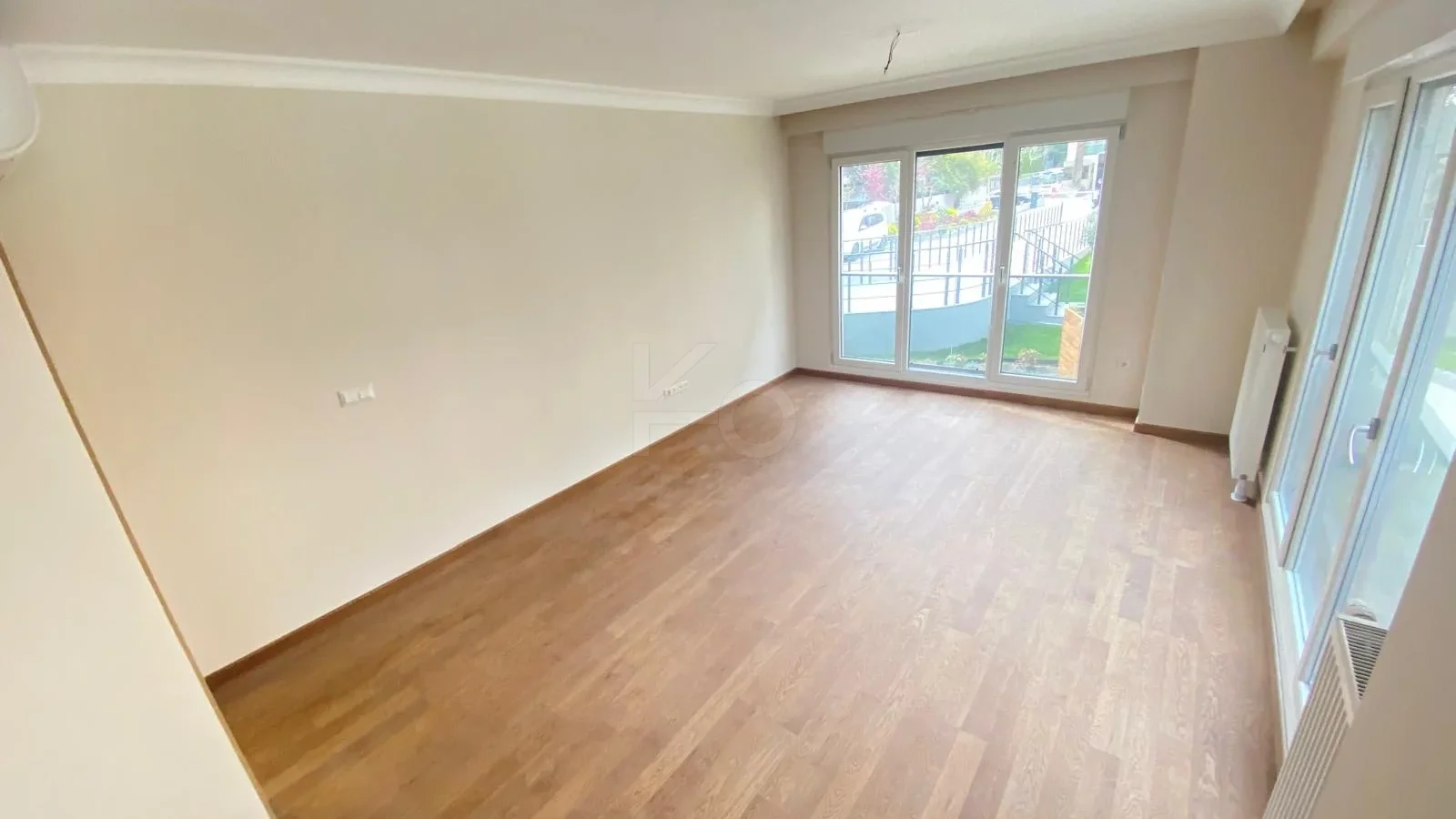 Lacivertcadde Gayrimenkul Erenköyde Divanın Sokağında 2+1 80 M² Net