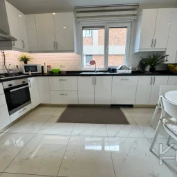 Lacivert Cadde Caddebostan Plajyolunda Yeni Binada Deniz Manzaralı 115m² Net 3+1