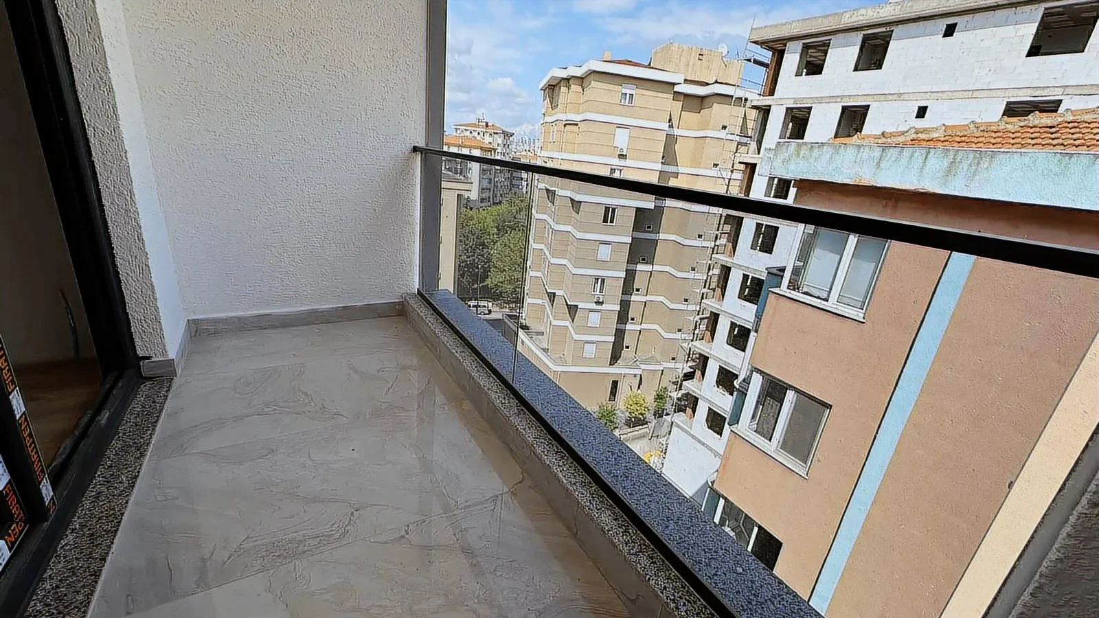 Minibüs Caddesi Üzerinde 3+1 Satılık Geniş Daire