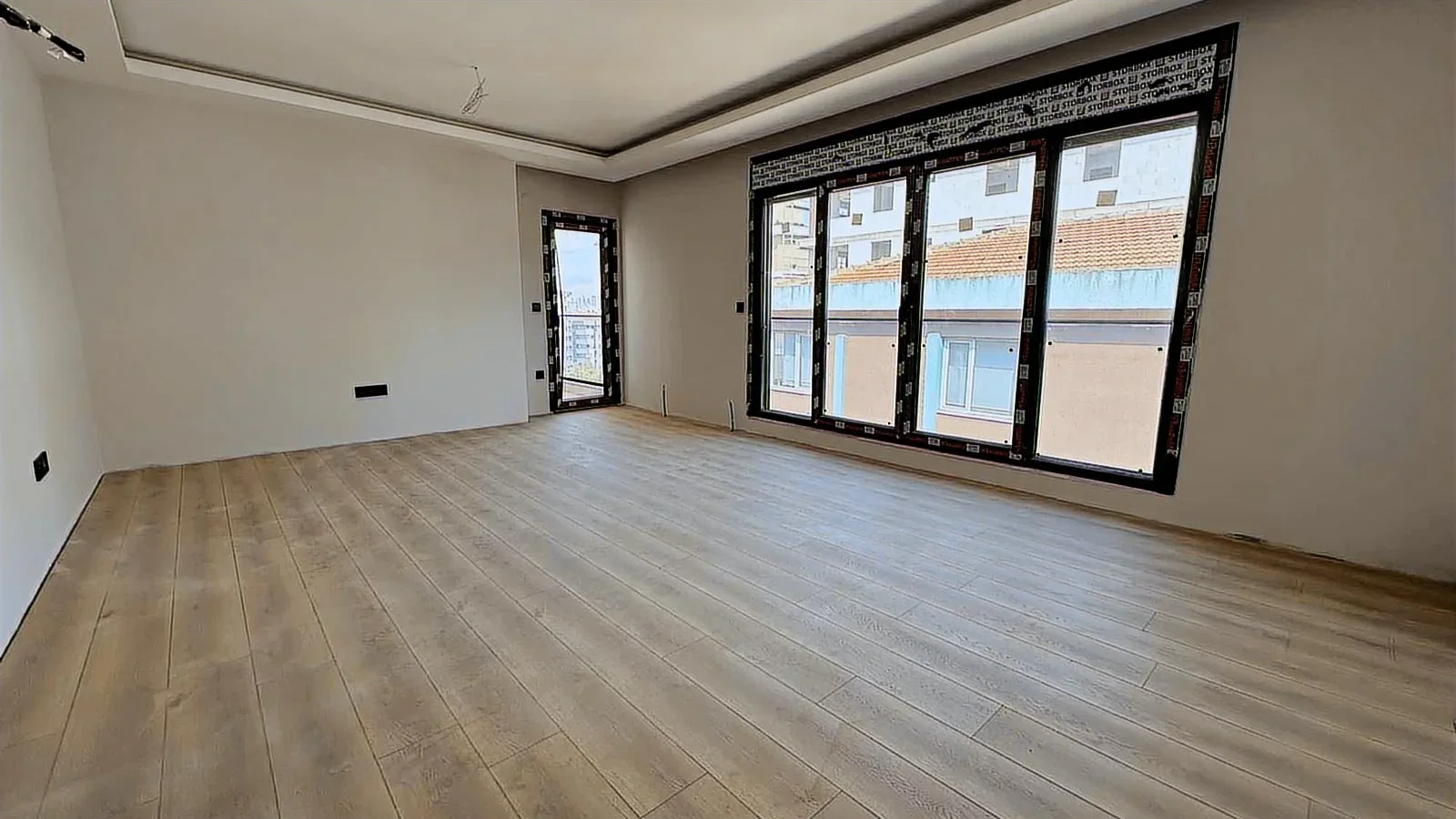 Minibüs Caddesi Üzerinde 3+1 Satılık Geniş Daire
