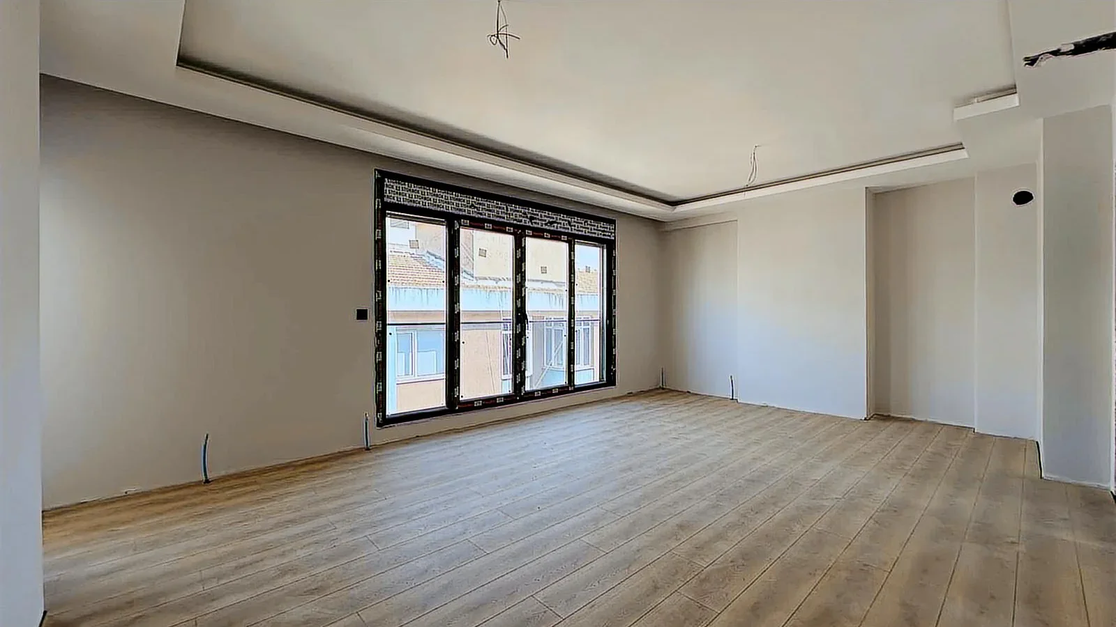 Minibüs Caddesi Üzerinde 3+1 Satılık Geniş Daire