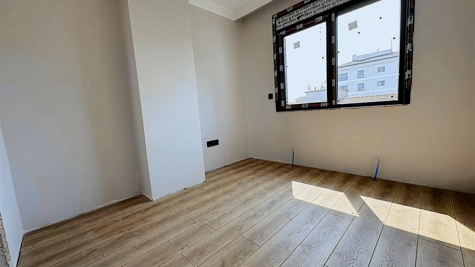 Minibüs Caddesi Üzerinde 3+1 Satılık Geniş Daire
