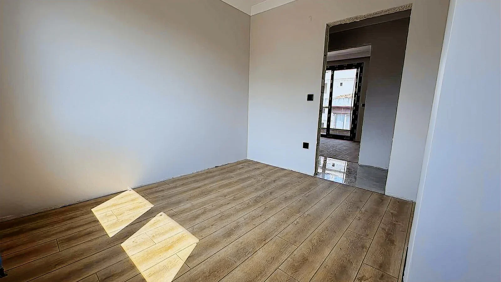 Minibüs Caddesi Üzerinde 3+1 Satılık Geniş Daire