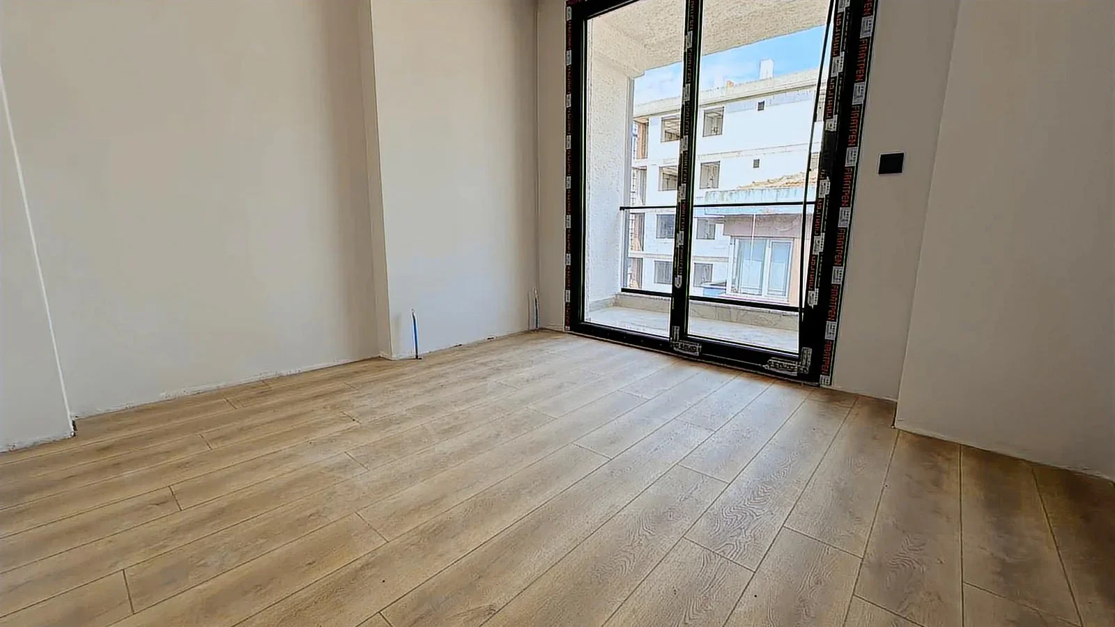 Minibüs Caddesi Üzerinde 3+1 Satılık Geniş Daire