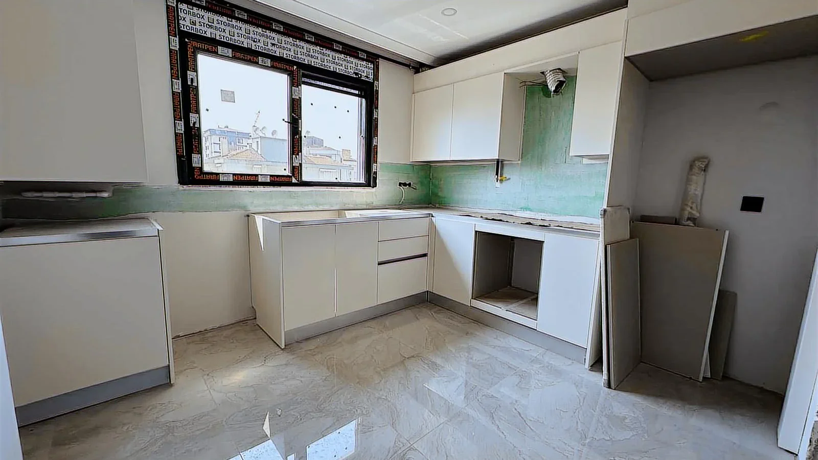 Minibüs Caddesi Üzerinde 3+1 Satılık Geniş Daire