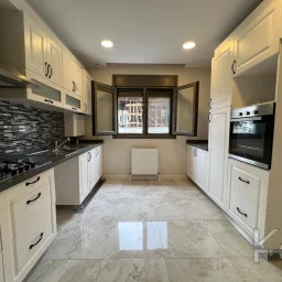 Laci̇vertcadde Atatürk Cd. Üzeri̇ 6 Yillik Ebeveynli̇ 100m² Net 3+1