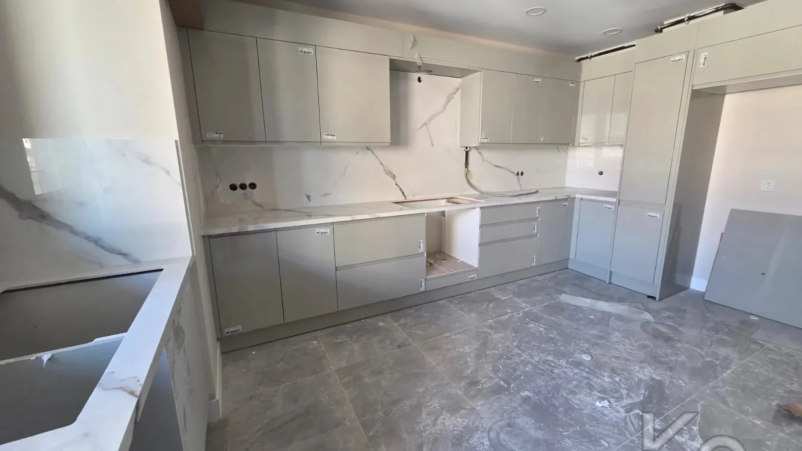 Laci̇vertcadde Caddebostan Sahi̇l Katta Tek Balkonlu Deni̇z Manzarali 170m² Net  4.5+1