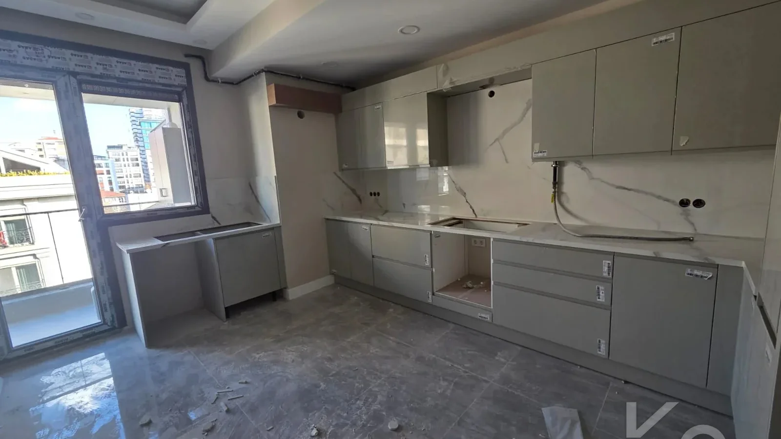 Laci̇vertcadde Caddebostan Sahi̇l Katta Tek Balkonlu Deni̇z Manzarali 170m² Net  4.5+1