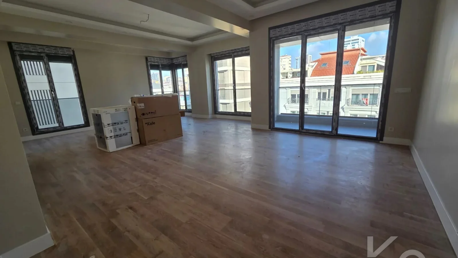 Laci̇vertcadde Caddebostan Sahi̇l Katta Tek Balkonlu Deni̇z Manzarali 170m² Net  4.5+1