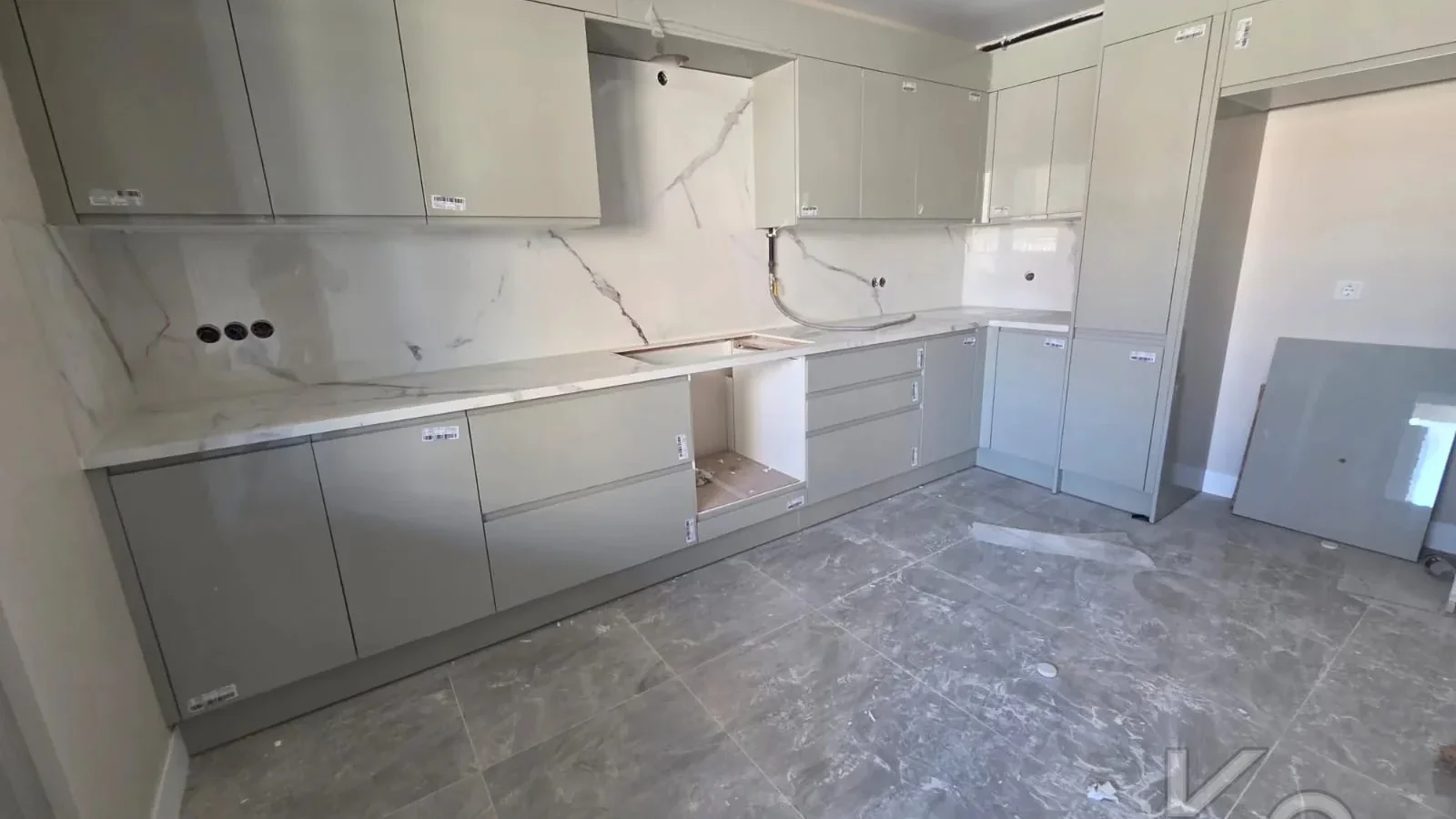 Laci̇vertcadde Caddebostan Sahi̇l Katta Tek Balkonlu Deni̇z Manzarali 170m² Net  4.5+1