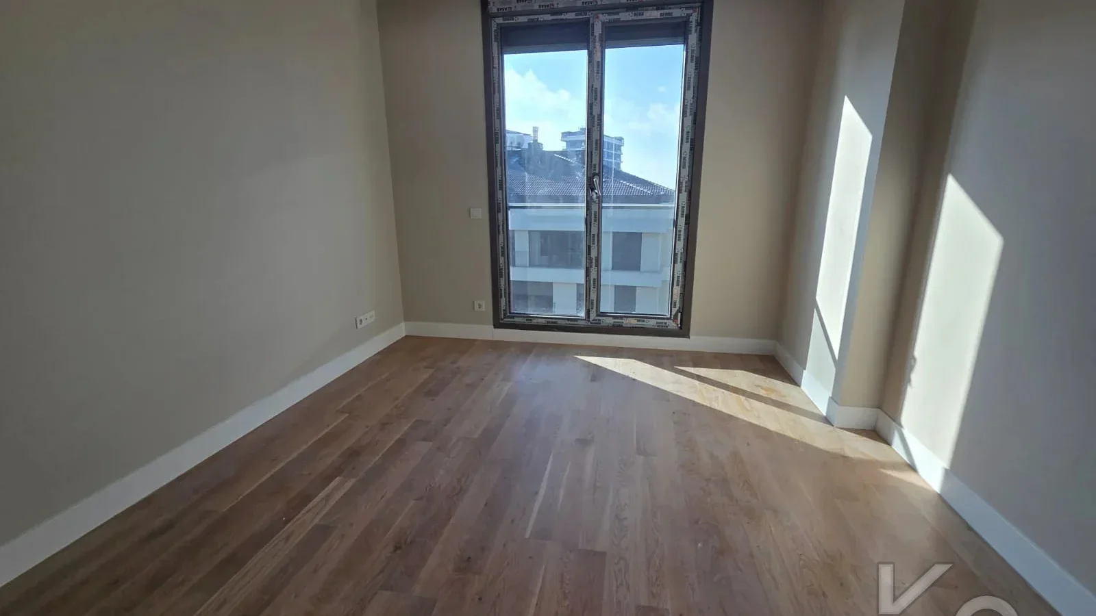 Laci̇vertcadde Caddebostan Sahi̇l Katta Tek Balkonlu Deni̇z Manzarali 170m² Net  4.5+1