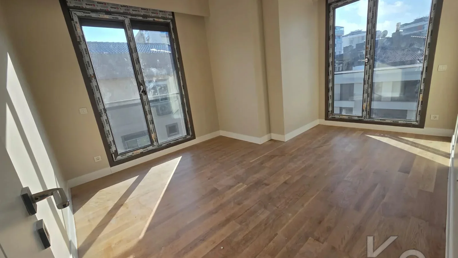 Laci̇vertcadde Caddebostan Sahi̇l Katta Tek Balkonlu Deni̇z Manzarali 170m² Net  4.5+1